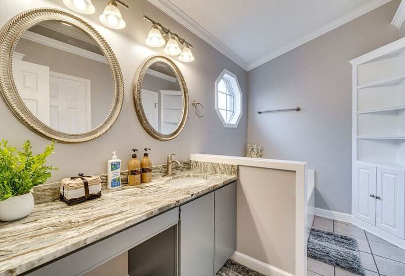 Lovely Florida Retreat W/ Lanai: 5 Mi To Riverwalk