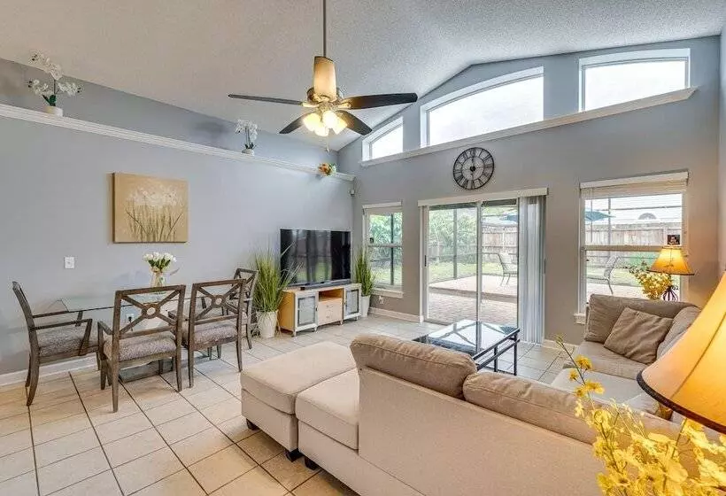 Lovely Florida Retreat W/ Lanai: 5 Mi To Riverwalk