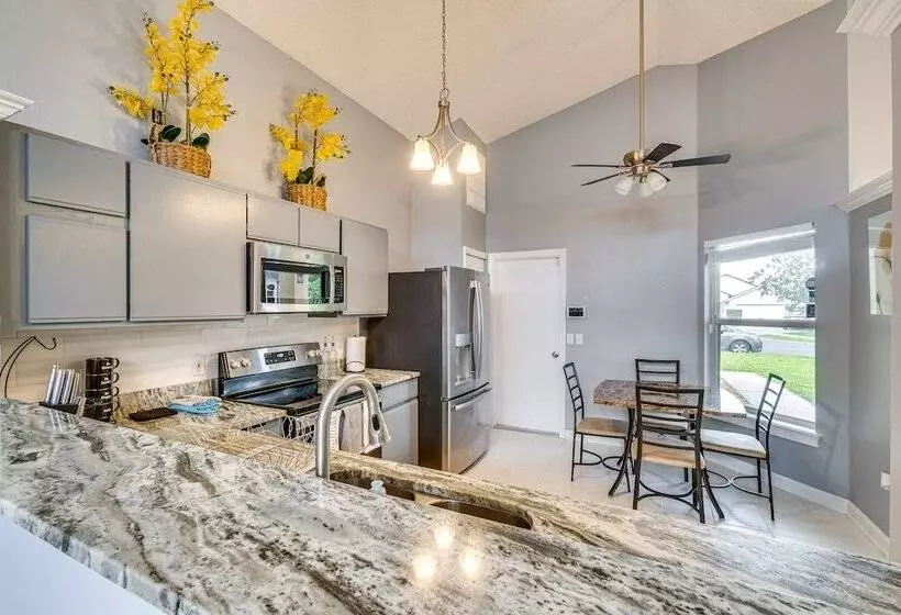 Lovely Florida Retreat W/ Lanai: 5 Mi To Riverwalk