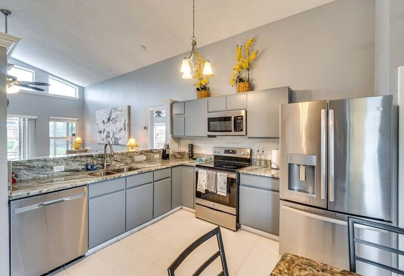 Lovely Florida Retreat W/ Lanai: 5 Mi To Riverwalk