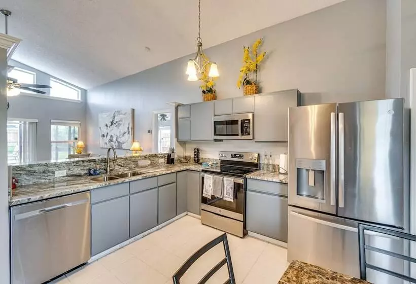 Lovely Florida Retreat W/ Lanai: 5 Mi To Riverwalk