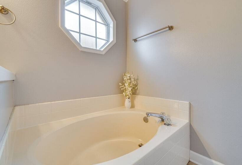 Lovely Florida Retreat W/ Lanai: 5 Mi To Riverwalk