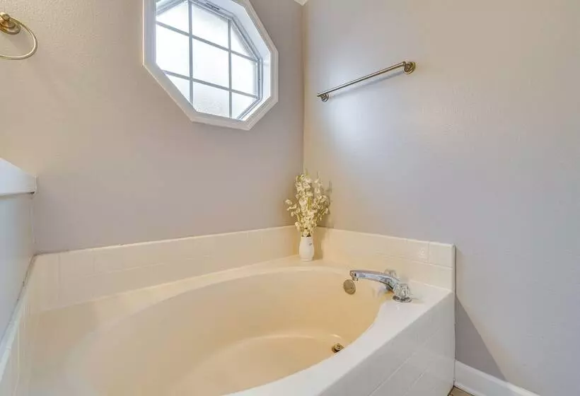 Lovely Florida Retreat W/ Lanai: 5 Mi To Riverwalk