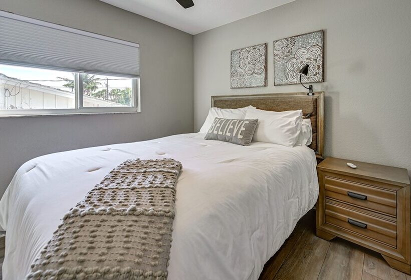 Manasota Key Home W/ Screened Porch: Walk To Beach