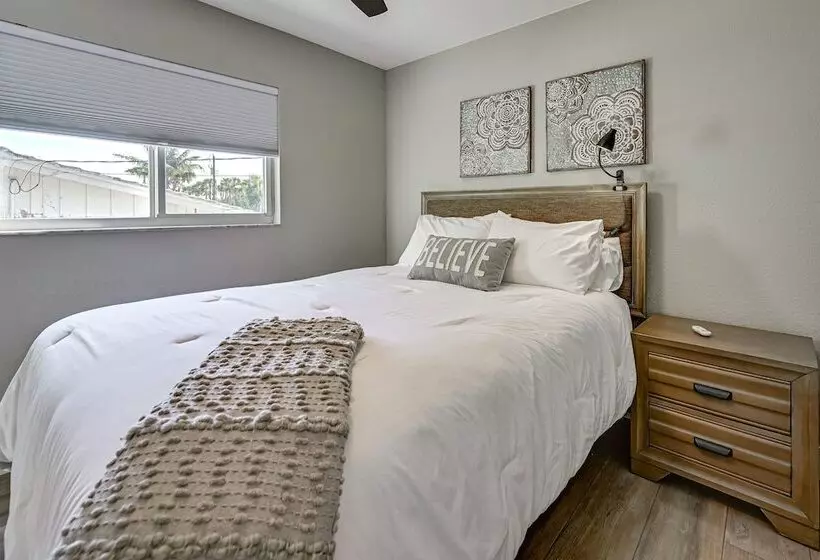 Manasota Key Home W/ Screened Porch: Walk To Beach