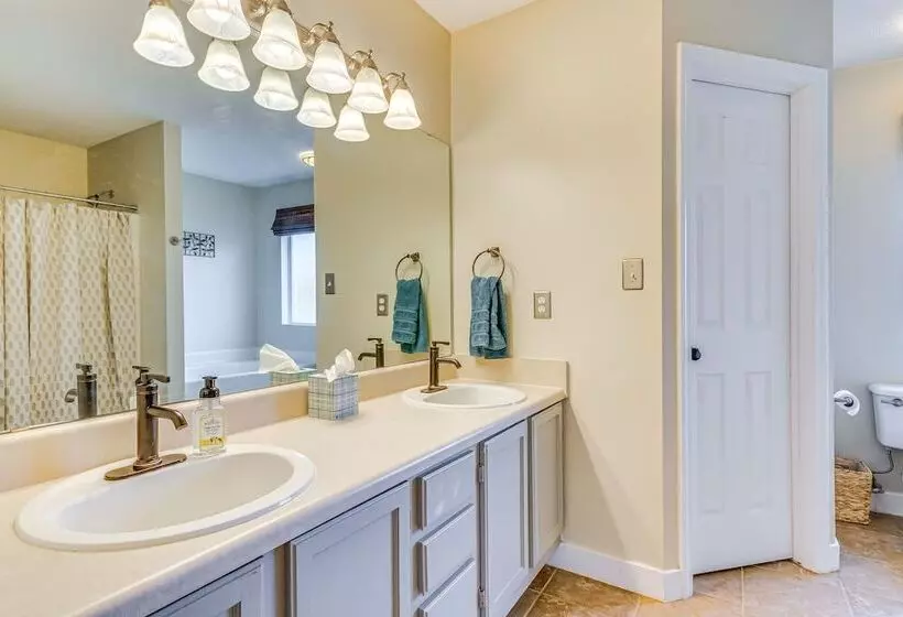 Pet Friendly Home W/ Yard   8 Mi To Perdido Keys!