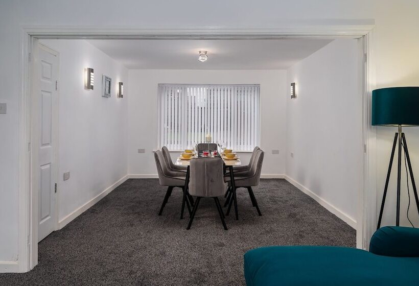 住所  Immaculate 5 Bed House In Leeds