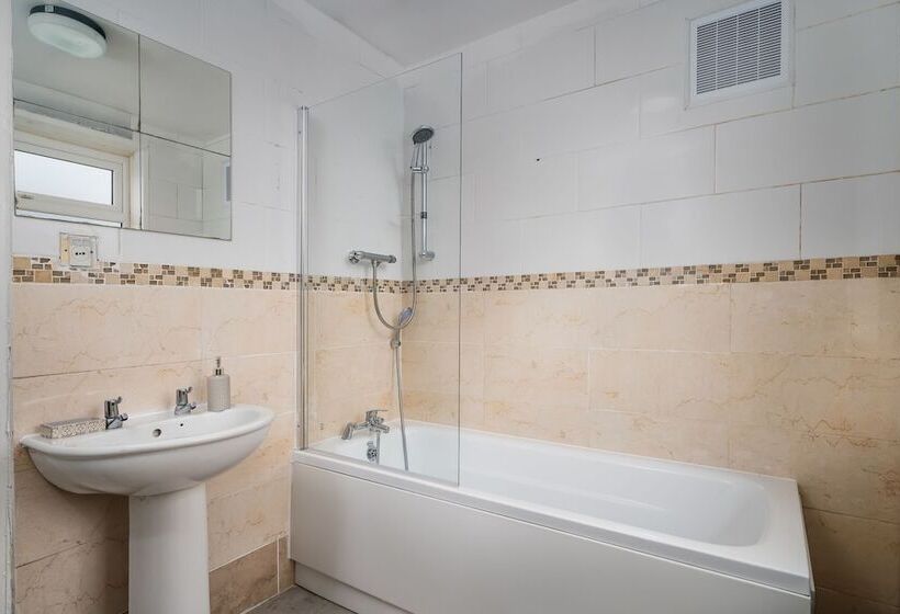 Резиденция Immaculate 5 Bed House In Leeds