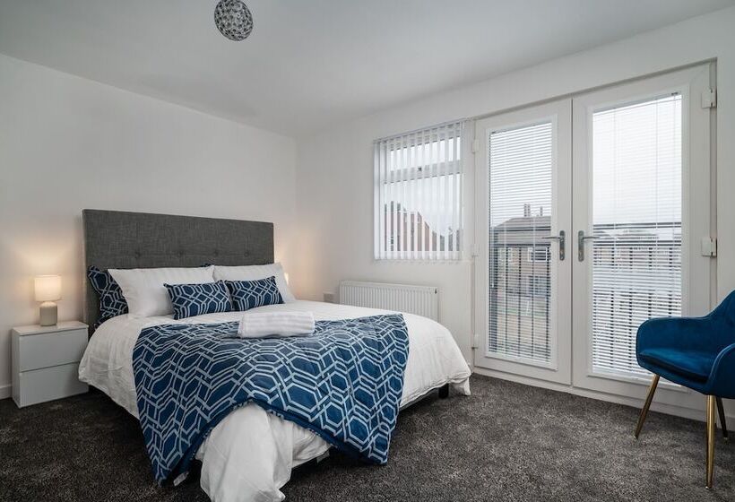 Резиденция Immaculate 5 Bed House In Leeds