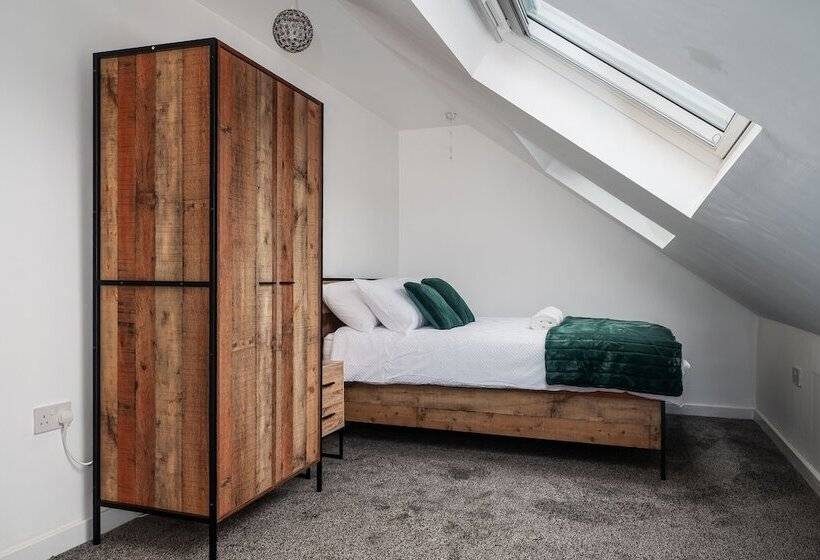 住所  Immaculate 5 Bed House In Leeds