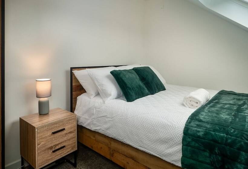 Резиденция Immaculate 5 Bed House In Leeds