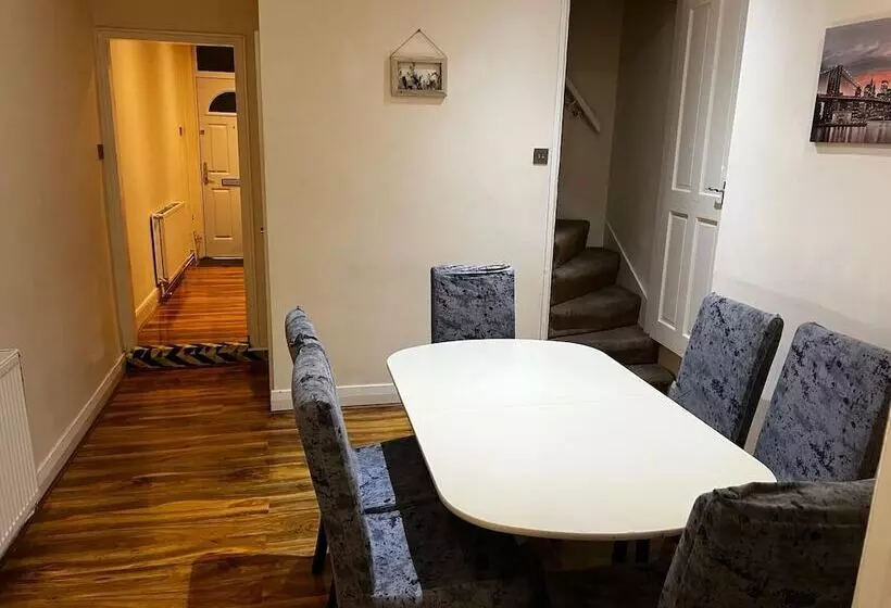 اقامتگاه Stunning 3 Bed House In Nottingham