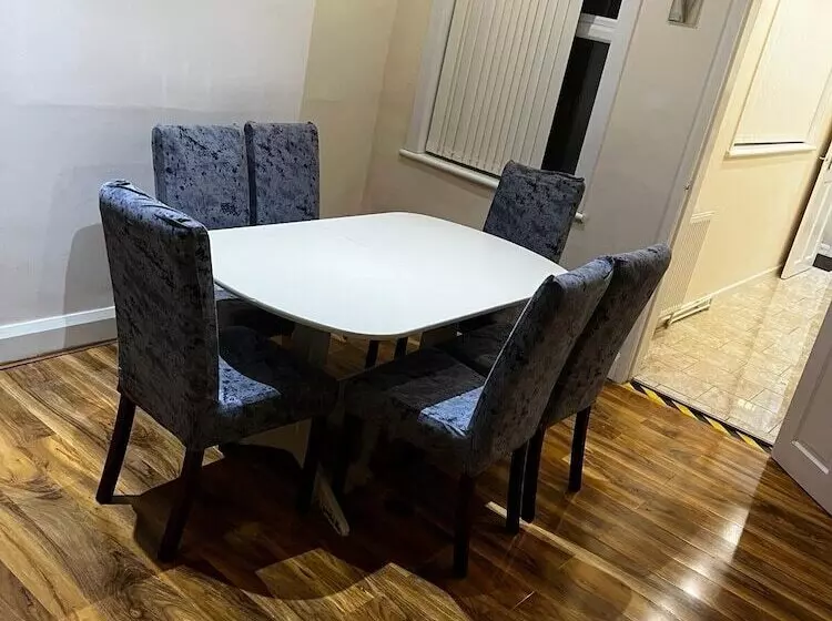 اقامتگاه Stunning 3 Bed House In Nottingham