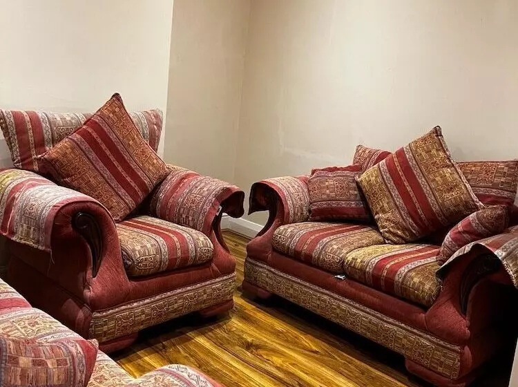 اقامتگاه Stunning 3 Bed House In Nottingham