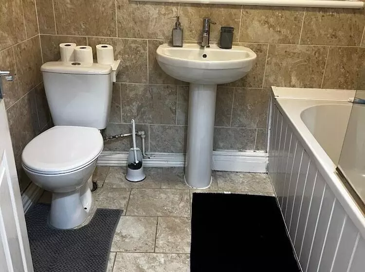 اقامتگاه Stunning 3 Bed House In Nottingham