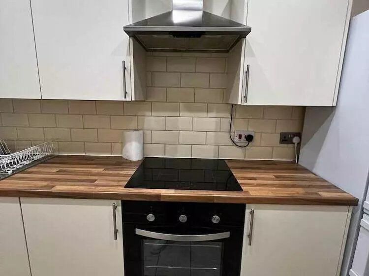 اقامتگاه Stunning 3 Bed House In Nottingham