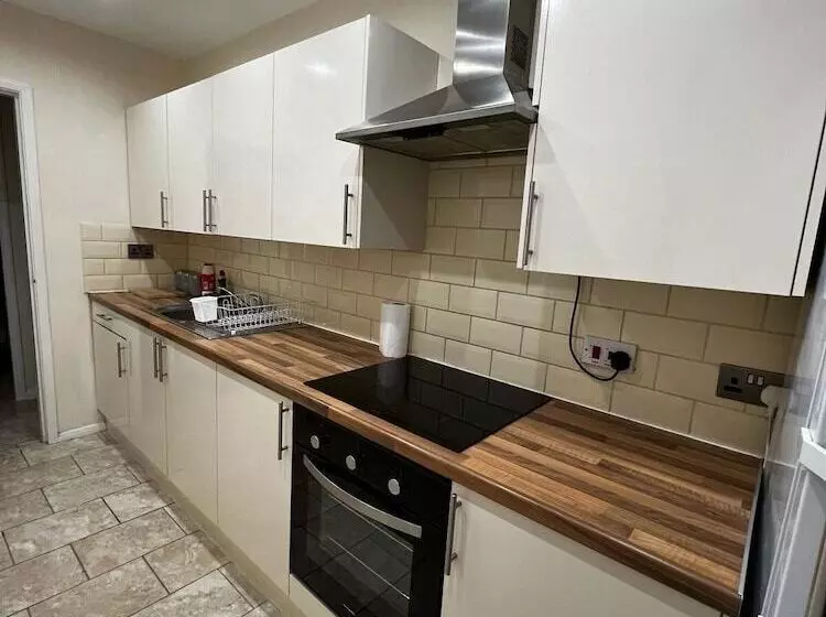 اقامتگاه Stunning 3 Bed House In Nottingham