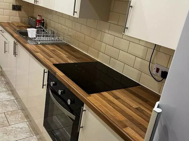 اقامتگاه Stunning 3 Bed House In Nottingham