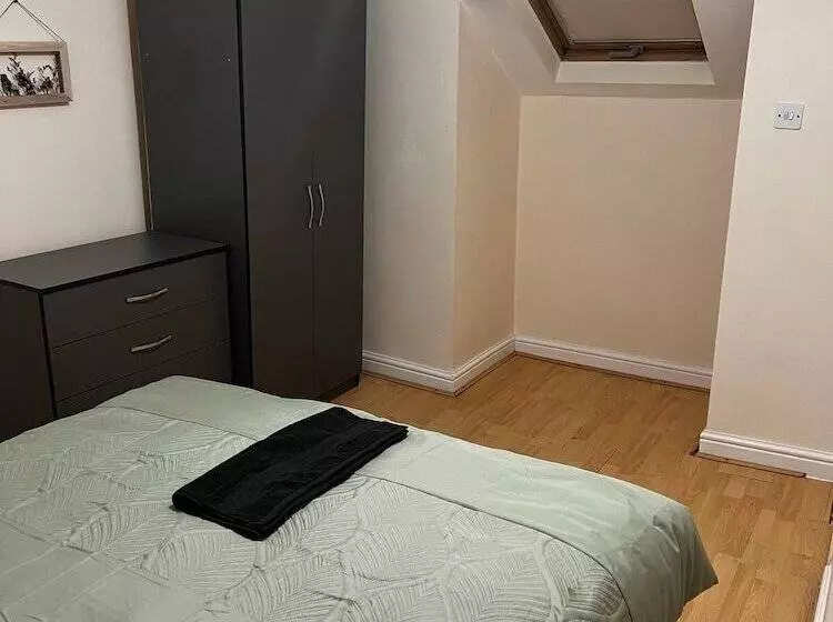 اقامتگاه Stunning 3 Bed House In Nottingham
