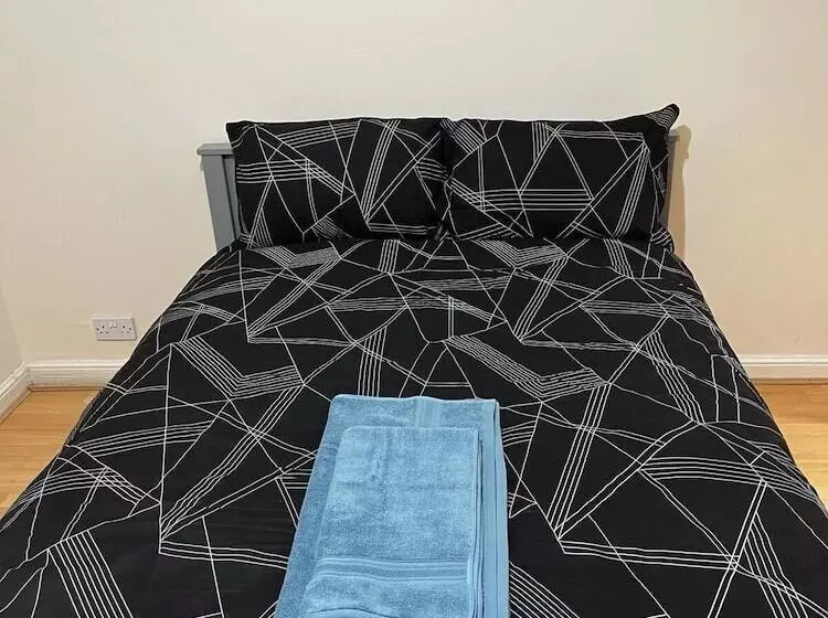 اقامتگاه Stunning 3 Bed House In Nottingham