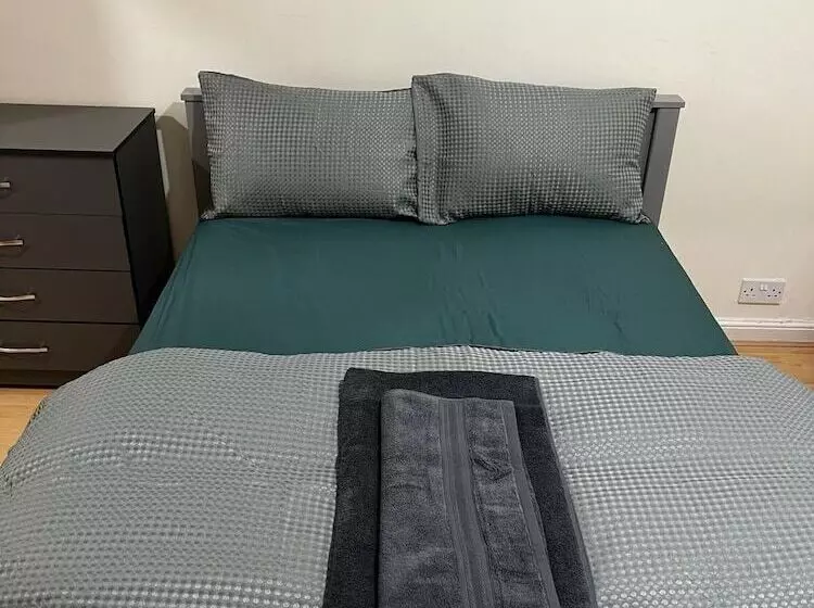 اقامتگاه Stunning 3 Bed House In Nottingham