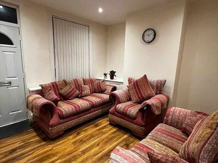 اقامتگاه Stunning 3 Bed House In Nottingham