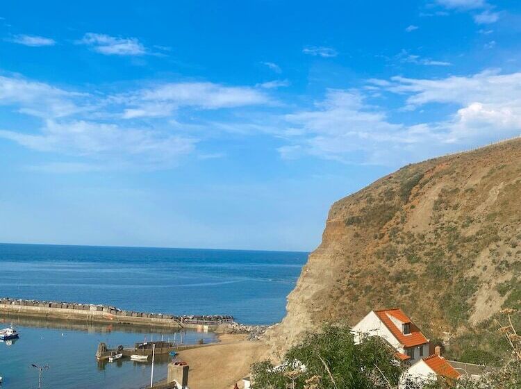 Beautiful 3 Bed Cottage With Stunning Sea Views