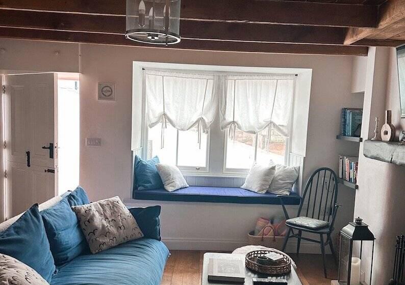 Beautiful 3 Bed Cottage With Stunning Sea Views