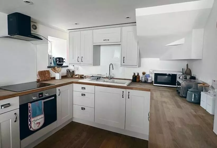 Beautiful 3 Bed Cottage With Stunning Sea Views