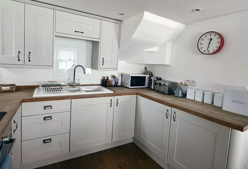 Beautiful 3 Bed Cottage With Stunning Sea Views