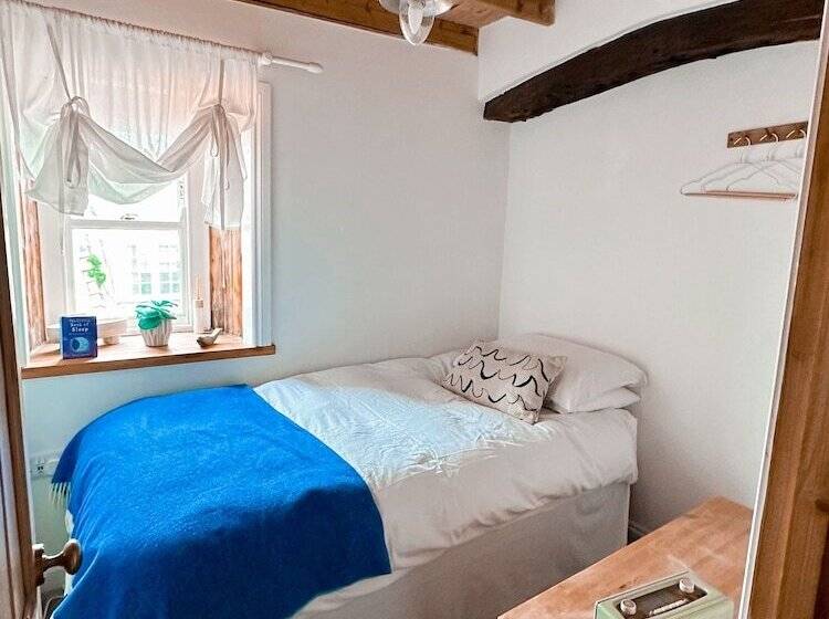 Beautiful 3 Bed Cottage With Stunning Sea Views