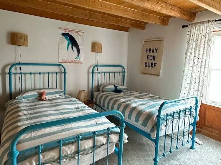 Beautiful 3 Bed Cottage With Stunning Sea Views