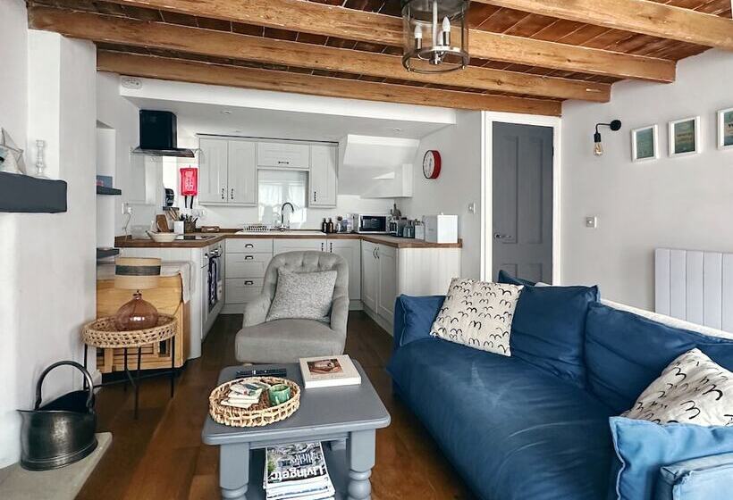 Beautiful 3 Bed Cottage With Stunning Sea Views