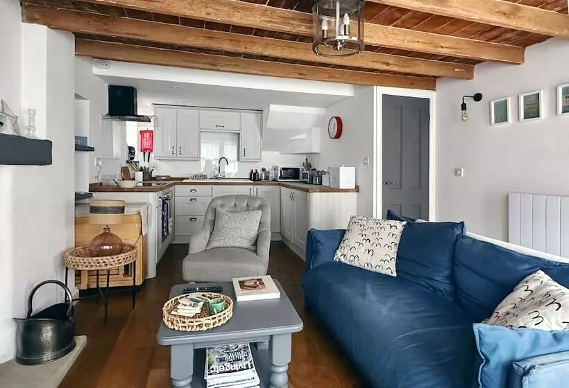 Beautiful 3 Bed Cottage With Stunning Sea Views