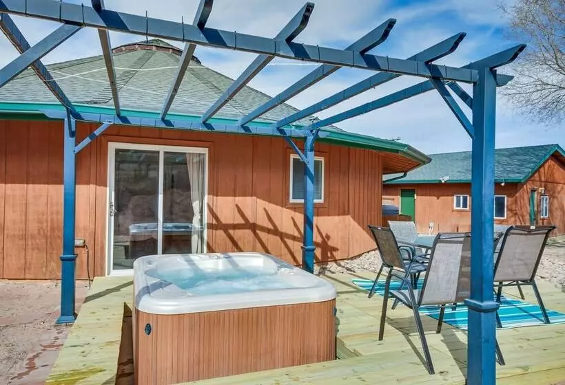 Canyon Rim Retreat W/ Private Yard & Hot Tub!