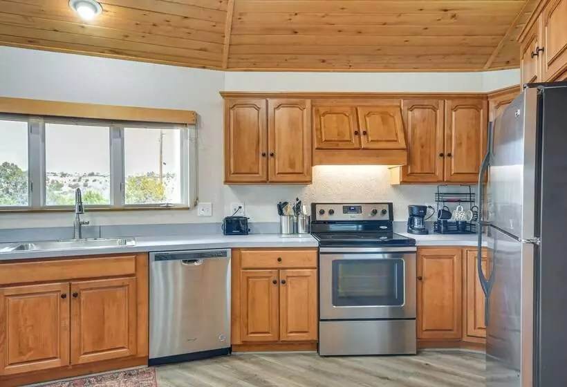 Canyon Rim Retreat W/ Private Yard & Hot Tub!