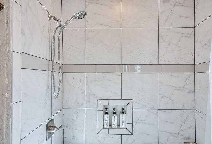 Canyon Rim Retreat W/ Private Yard & Hot Tub!