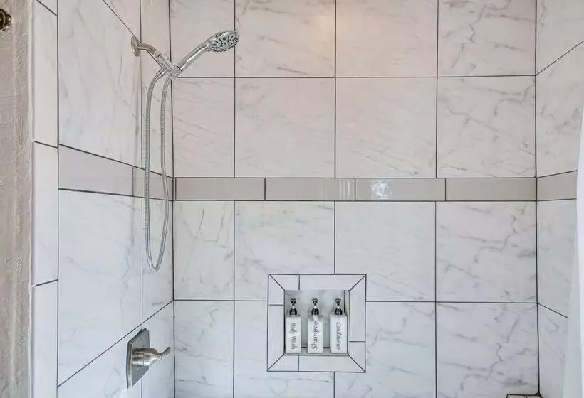 Canyon Rim Retreat W/ Private Yard & Hot Tub!