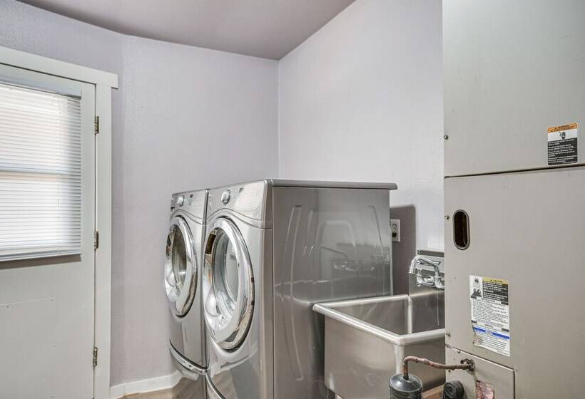 Canyon Rim Retreat W/ Private Yard & Hot Tub!