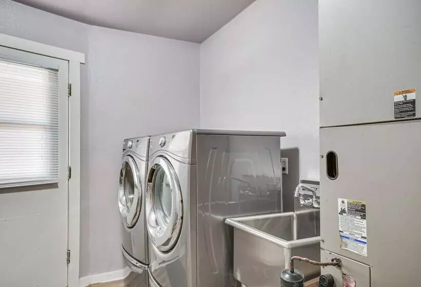 Canyon Rim Retreat W/ Private Yard & Hot Tub!