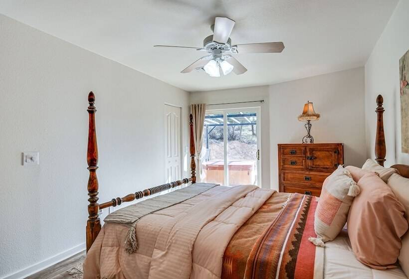 Canyon Rim Retreat W/ Private Yard & Hot Tub!