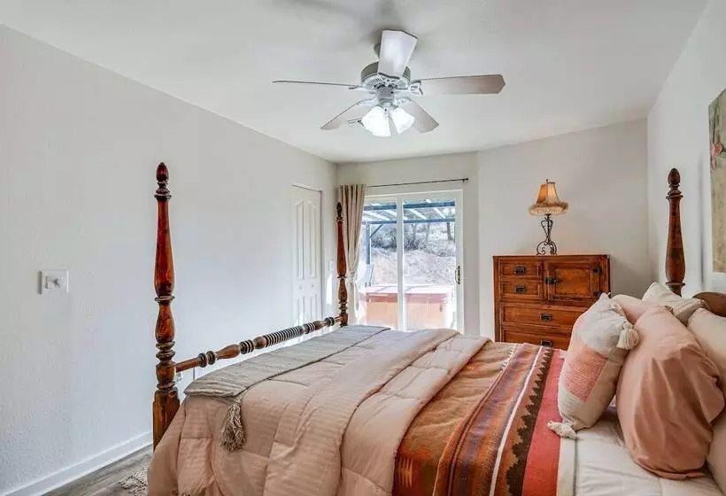Canyon Rim Retreat W/ Private Yard & Hot Tub!