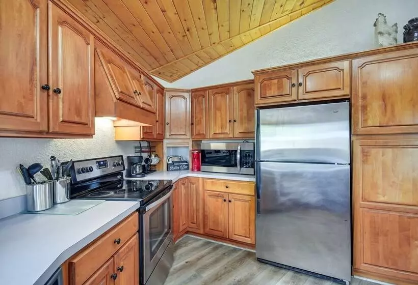 Canyon Rim Retreat W/ Private Yard & Hot Tub!