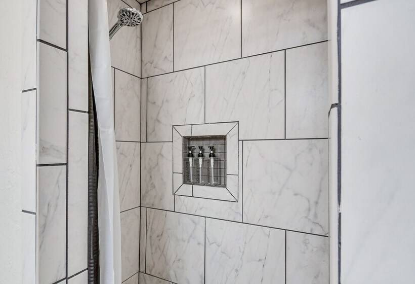 Canyon Rim Retreat W/ Private Yard & Hot Tub!