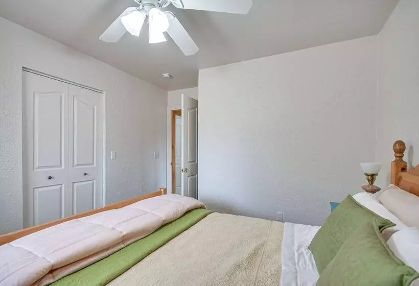 Canyon Rim Retreat W/ Private Yard & Hot Tub!