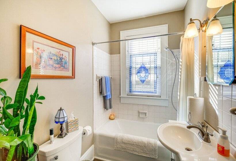 Charming Bristol Home W/ Hot Tub: 1 Mi To Downtown