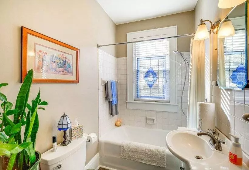 Charming Bristol Home W/ Hot Tub: 1 Mi To Downtown