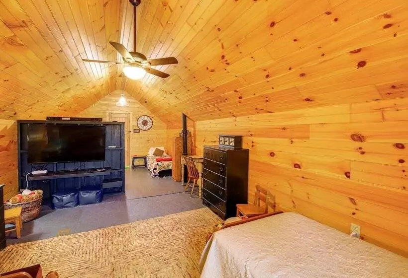 Charming Bristol Home W/ Hot Tub: 1 Mi To Downtown