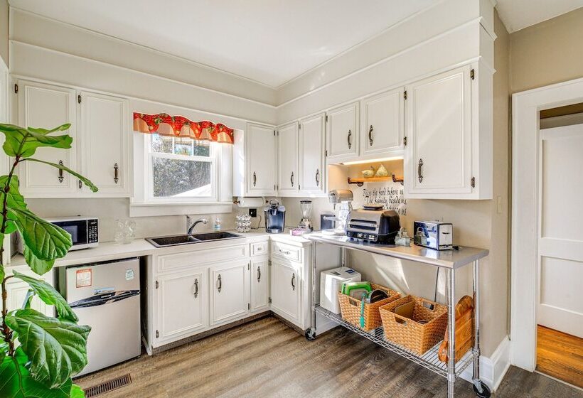 Charming Bristol Home W/ Hot Tub: 1 Mi To Downtown