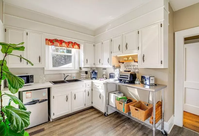 Charming Bristol Home W/ Hot Tub: 1 Mi To Downtown
